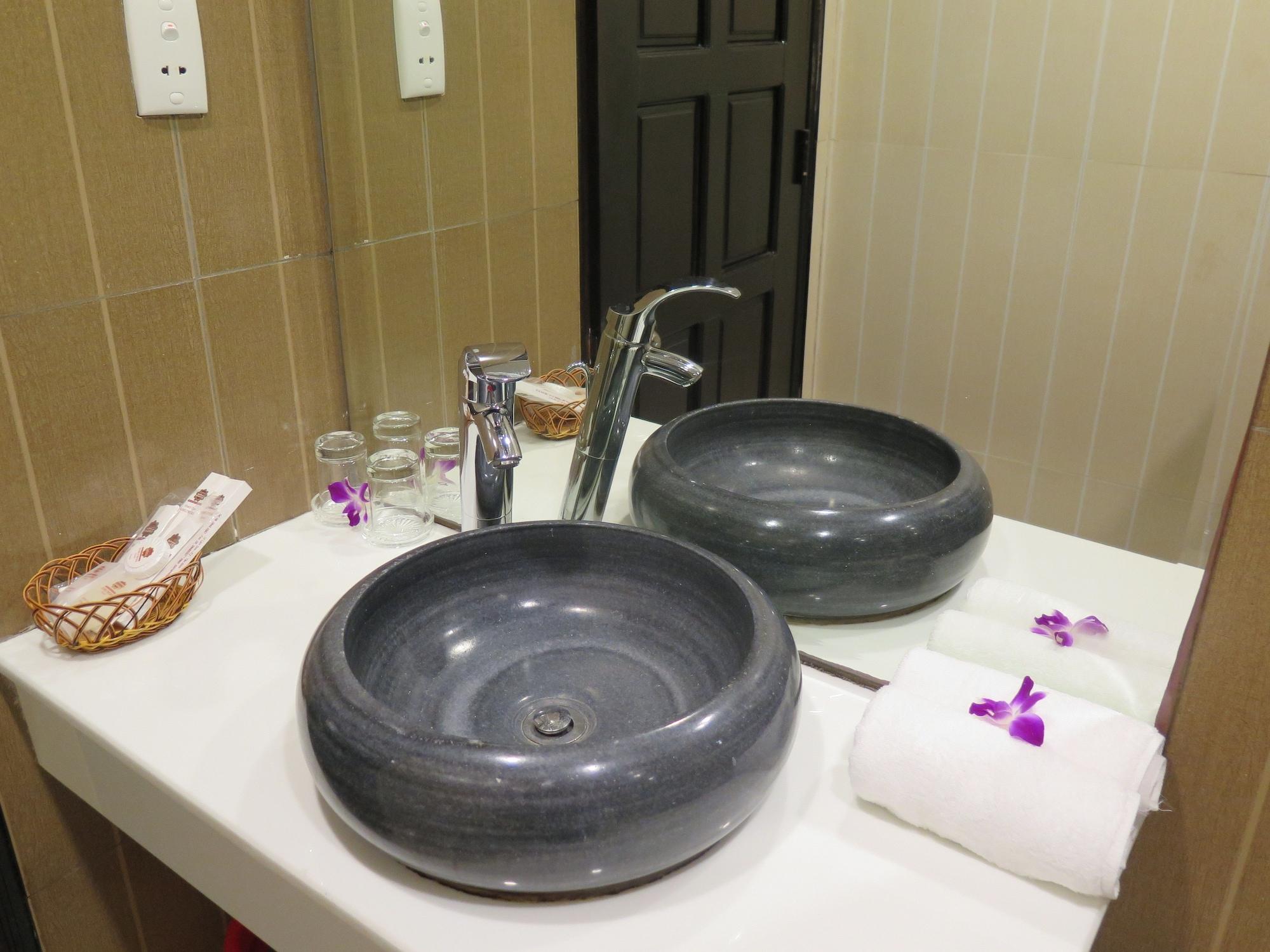 Sunflowers Hotel Airport Хошимин Экстерьер фото