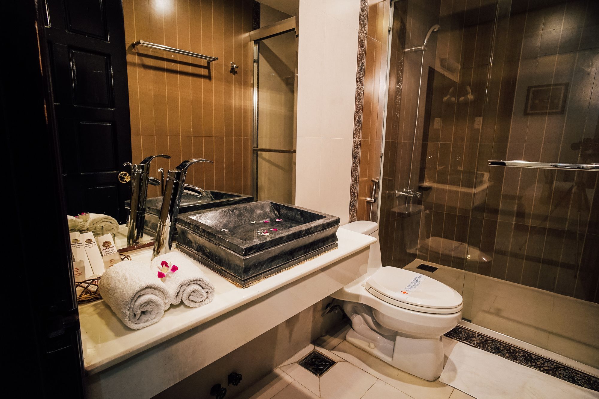 Sunflowers Hotel Airport Хошимин Экстерьер фото
