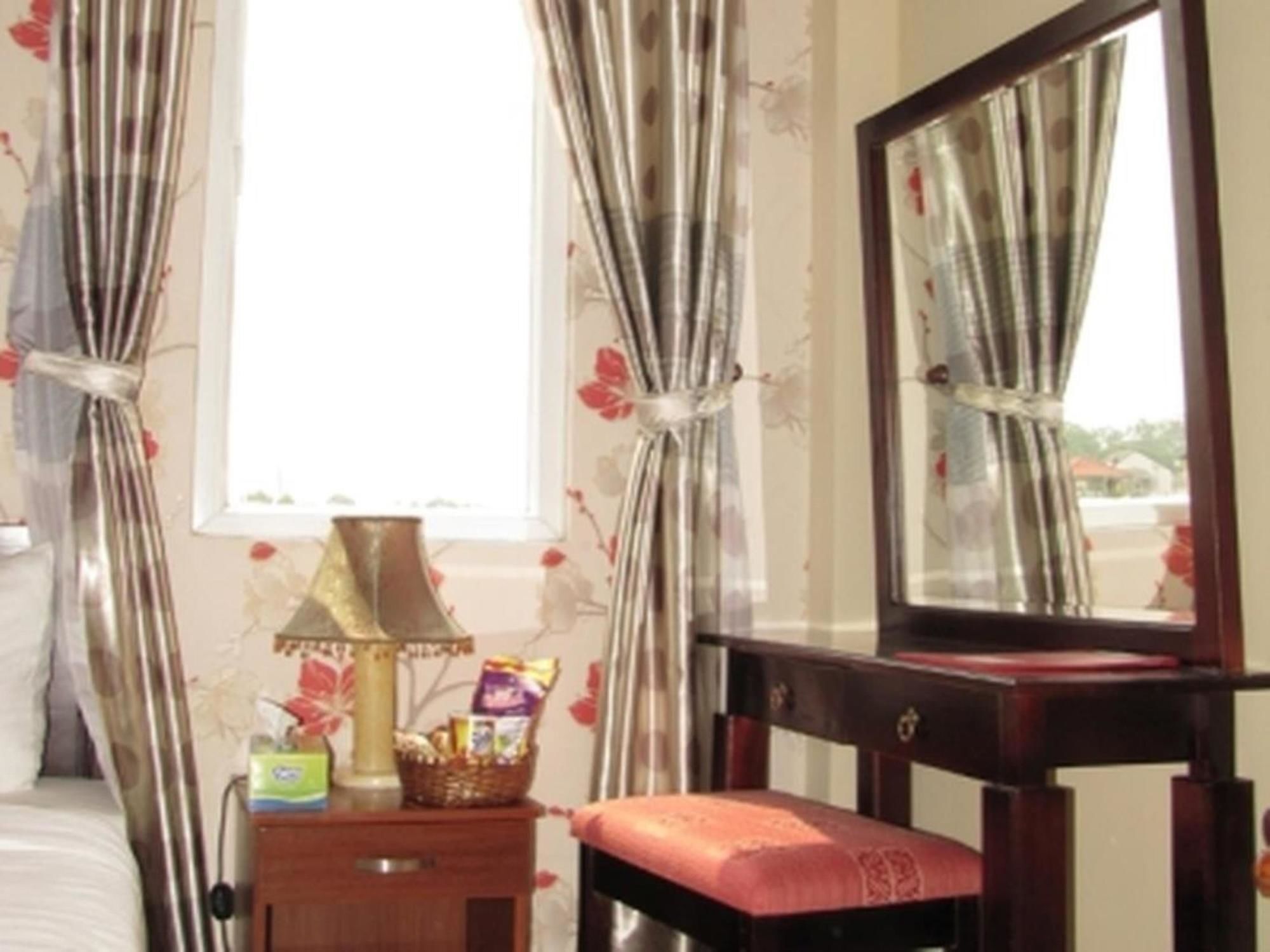 Sunflowers Hotel Airport Хошимин Экстерьер фото